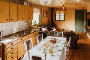 a kitchen and living room with a table and chairs at Cabana Refúgio Coqueiral in Rio Forcação