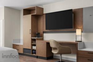 ミシサガにあるHyatt Place Mississauga / Airport Corp Centerのデスク、テレビ、椅子が備わる客室です。