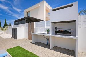 una casa bianca con cucina e cortile di Villa Violeta - 3bed Bungalow large pool a Protaras