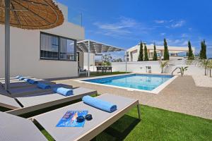 una villa con piscina e una casa di Villa Violeta - 3bed Bungalow large pool a Protaras