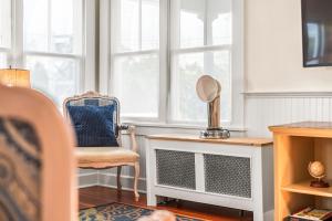 Gallery image of Downtown Mystic Historic Historic Home Near Seaport Restaurants and Waterfront in Stonington +37 photos