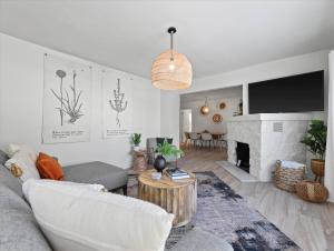 Μια τηλεόραση ή/και κέντρο ψυχαγωγίας στο Well Appointed Home | Large Patio + Steps to Lake