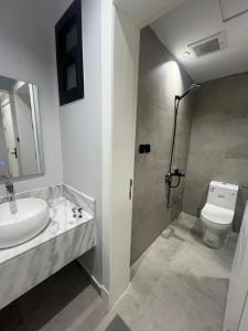 Un baño con lavabo e inodoro en اجنحة راف, en Medina