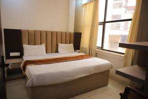 Hotel Green Apple BAREILLY客房内的一张或多张床位