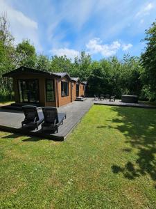Zahrada ubytování Cherry Tree Lodge with Hot Tub near Alton Towers