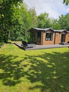 Zahrada ubytování Cherry Tree Lodge with Hot Tub near Alton Towers