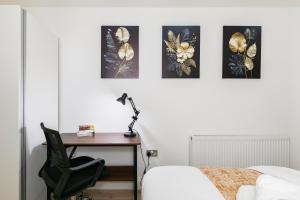 En eller flere senge i et værelse på London City Angel 2 Bedroom 2 Bath Balcony Duplex Apartment