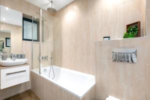 Et badeværelse på London City Angel 2 Bedroom 2 Bath Balcony Duplex Apartment + 16 billeder