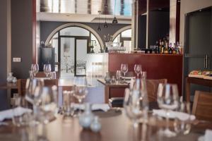 restauracja z pustymi kieliszkami do wina na stole w obiekcie Charming Blue w mieście Vila do Porto