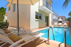 Bazén v ubytování Villa Adonia - 30m from Pernera Beach nebo v jeho okolí