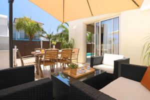 Posezení v ubytování Villa Adonia - 30m from Pernera Beach + 27 fotografií