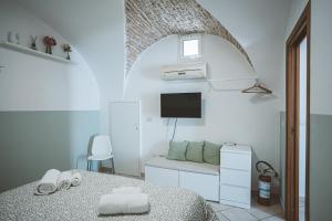 a white room with a bed and a tv at Cuore di casa Apartment in Terlizzi