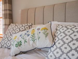 Postel nebo postele na pokoji v ubytování Megs Roost