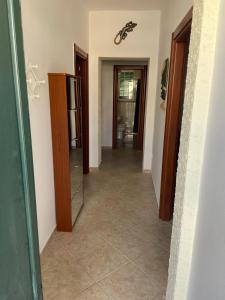 un pasillo de una casa con espejo y una habitación en Dimora Vincenzo, en Gallipoli 23 fotos más