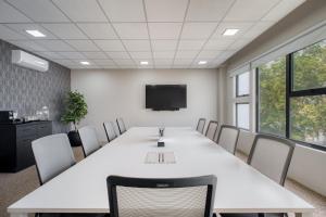an office meeting room with a large white table and chairs at District Polanco by Lumina in Mexico City