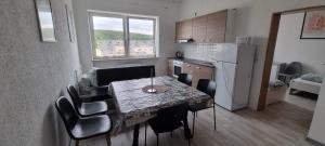 een kleine keuken met een tafel en stoelen in een kamer bij Arzberger MonteurApartment in Arzberg