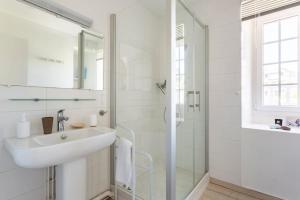 a white bathroom with a sink and a shower at Ker Roz - Belle maison 3 chambres- Proche Mer-Port in Cancale