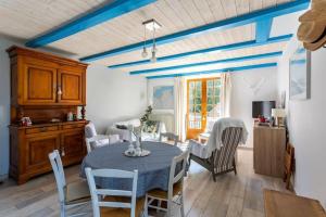 a dining room with a table and chairs at Ker Roz - Belle maison 3 chambres- Proche Mer-Port in Cancale +7 photos