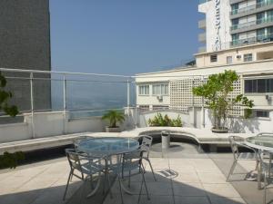 Apt South Beach Residence Club في ريو دي جانيرو: فناء على طاولات وكراسي في مبنى