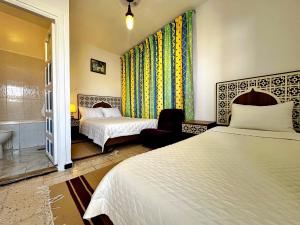 Postel nebo postele na pokoji v ubytování Hotel Paris