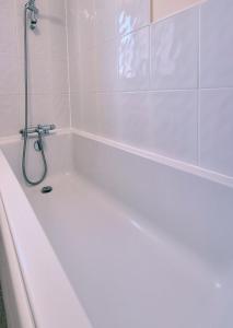 e bagno con vasca e doccia. di 2 Bedroom House, Park on Doorstep, Families and Contractors Friendly, Near Parkway Station a Bristol Altre 13 foto