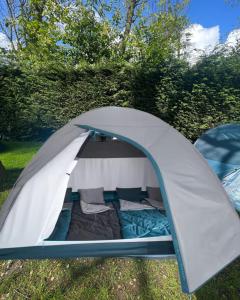 una tenda è situata nell'erba di ESN Oktoberfest Campsite a Monaco