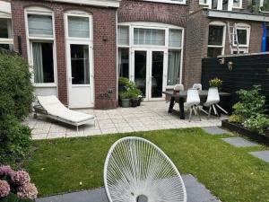 a white fan in the yard of a house at De Boetz in The Hague