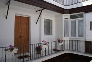 balkon domu z kwiatami w obiekcie SH Rosario Loft chic en el centro histórico w Kadyksie