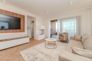 a living room with a couch and a tv at La Vir deluxe- Gold in Vir