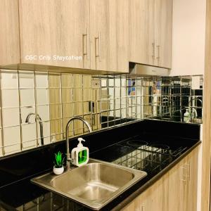 マニラにあるCGS Crib staycationのシンクとカウンタートップのあるキッチン
