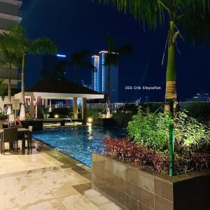マニラにあるCGS Crib staycationの夜のスイミングプール