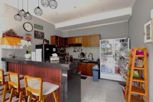 Kuchyň nebo kuchyňský kout v ubytování Bali Bata Canggu Guesthouse