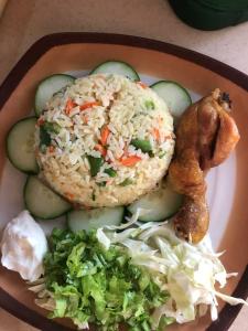 东勒贡Hgl Guest House的一大盘饭和蔬菜