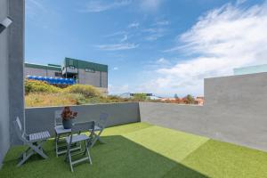 a patio with a table and chairs on a wall at Vivienda V Lorennani El Paso in El Paso