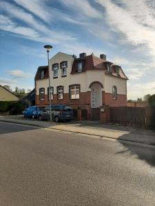 a house with a car parked in front of it at Charmante Monteurwohnung Ferienwohnung bei Berlin, Tesla in Spreenhagen