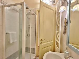 un baño con ducha y lavabo en Mamma Mia Suite Garden & Rooftop, en Florencia 49 fotos más