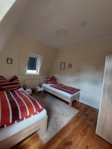 a bedroom with two beds and a window at Charmante Monteurwohnung Ferienwohnung bei Berlin, Tesla in Spreenhagen