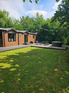Zahrada ubytování Cherry Tree Lodge with Hot Tub near Alton Towers + 24 fotografií