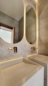 Ένα μπάνιο στο Modern Villa Safa