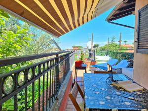 d'une terrasse avec une table bleue et des chaises sur un balcon. dans l'établissement Villetta di Lago Albano, à Albano Laziale