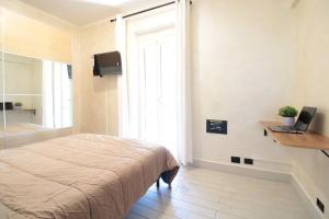 une chambre avec un lit et une salle de bain avec une fenêtre dans l'établissement Villetta di Lago Albano, à Albano Laziale
