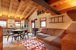 科涅Chalet Eden Blanc的客厅里有一张沙发和一张桌子。