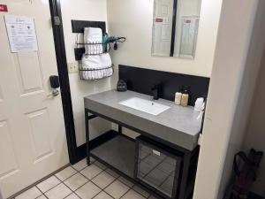 un baño con lavabo y espejo en The Block Basic Room - Queen, en Bisbee