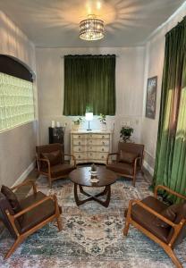 sala de estar con sillas y mesa de centro en The Block Basic Room - Queen, en Bisbee