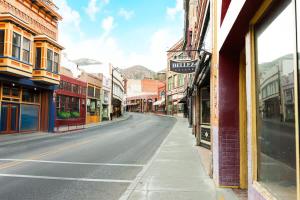una calle vacía en un viejo pueblo en The Block Basic Room - Queen, en Bisbee 13 fotos más