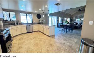 eine große Küche und ein Wohnzimmer mit Tischen und Stühlen in der Unterkunft BEST Riverfront Parker Home in Parker + 16 Fotos