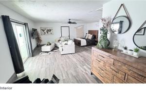 ein Wohnzimmer mit einem Sofa und einer Kommode in der Unterkunft BEST Riverfront Parker Home in Parker