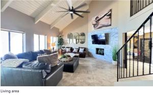 ein Wohnzimmer mit Sofa und Kamin in der Unterkunft BEST Riverfront Parker Home in Parker