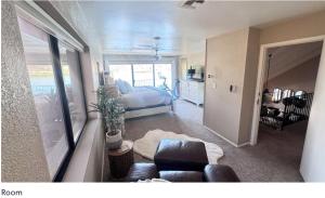 ein Wohnzimmer mit Sofa und ein Schlafzimmer in der Unterkunft BEST Riverfront Parker Home in Parker