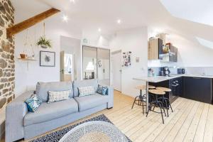salon z kanapą i kuchnią w obiekcie Cocon Malouin Charmant T2 vue Intra-Muros et port w Saint-Malo